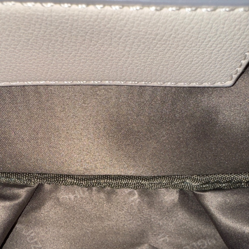 Elegant Cream Crossbody Bag with Gold Details - Picture 7 of 10